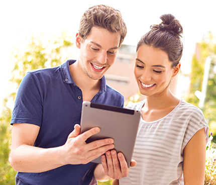 Mann und Frau mit Ipad